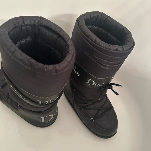 Dior snow boots has a little paint on one side size 8 - Picture 2 of 10